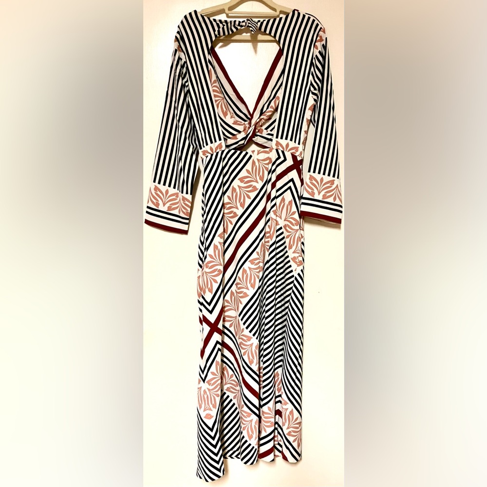 Abercrombie & Fitch Long-Sleeve Abstract Floral Twist-Front Maxi Dress: Petite M - Picture 7 of 10